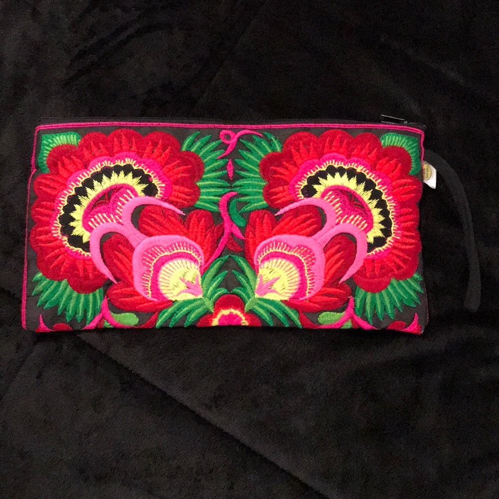 **NEW** Embroidered Wristlet Purse ❤️RED❤️